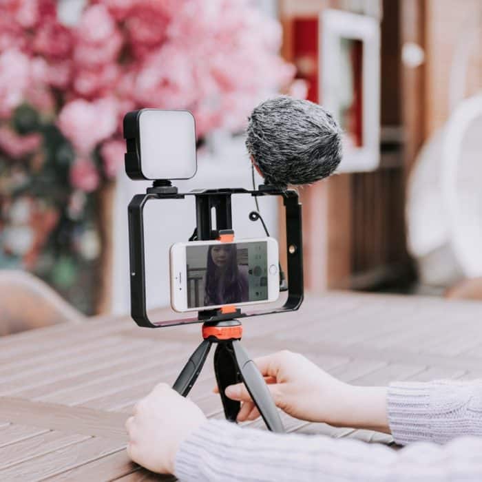 YELANGU PC204 YLG1801D Vlogging Live-Übertragung LED Selfie Light Smartphone Video Rig Griff Stabilisator Halterung Kits mit Mikrofon und Stativ – Bild 9