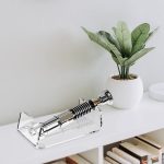 YX009 Transparenter Lichtschwert-Ausstellungsständer aus Acryl – Bild 5