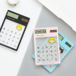 8-stelliger LED-Bildschirmrechner mit transparentem Touchpad und Solarpanel, zufällige Farbabgabe – Bild 4