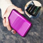 Namenskartenetui aus Aluminiumlegierung und hochwertigem ABS-Harz. Antimagnetisches Bankkartenetui, zufällige Farblieferung