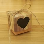 100 Stück Hochzeits-Holzmaserung mit herzförmigem Muster, ausgehöhlte Zuckerdose aus Kraftpapier, Größe: 5 x 5 x 5 cm, Black Heart-shaped, LOVE Heart-shaped – Bild 2