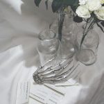 Ein Paar Halloween Skeleton Hands Haunted House Dekoration Requisiten, Größe: 15,5 x 10 cm – Bild 8