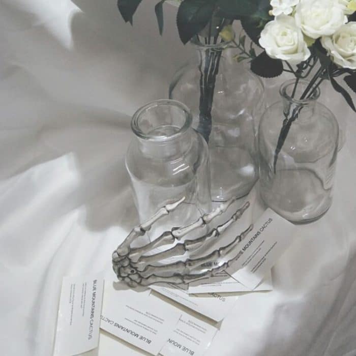 Ein Paar Halloween Skeleton Hands Haunted House Dekoration Requisiten, Größe: 15,5 x 10 cm – Bild 8