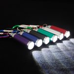 Mini LED Taschenlampe mit variablem Fokus, mit Karabiner-Schlüsselbundschnalle (zufällige Farblieferung) – Bild 3