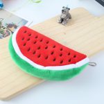 Niedliche Plüsch-Bleistifttasche in Wassermelonenform, Watermelon Shape Pencil Bag – Bild 2