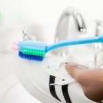 Schuhbürste mit langem Griff, Schuhreinigungsbürste, Haushaltsartikel, weiches Haar, Mehrkopfbürste, zufällige Farbe