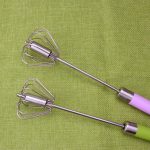 Halbautomatischer Eierrührer aus Edelstahl mit Rührpresse, 30 cm, Lieferung in zufälliger Farbe – Bild 7