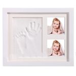 Dreiteiliger Bilderrahmen aus Massivholz mit Babyhänden und -füßen und Schlammdruck und Abdeckung