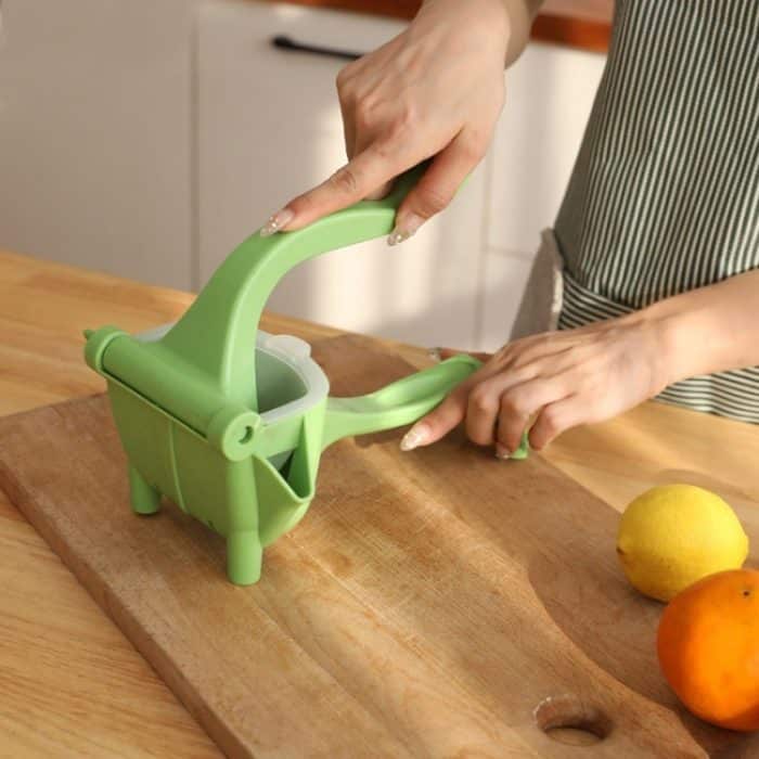 TBD04263431.jpg Tragbarer Haushaltskunststoff Manueller Crushed Ice Juicer Spezial für Bar Tea Shop Hand Squeeze Juicer – Bild 1