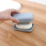 Doppelschichtige Seifenkiste, tragbare Reise-Seifenschale mit Deckelablauf, zufällige Farbe