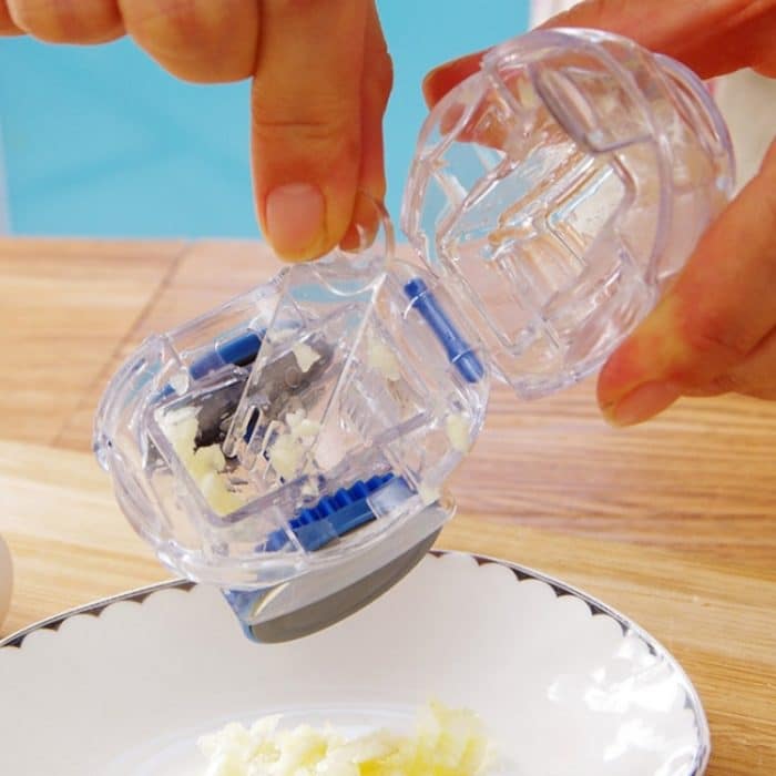 Manueller Rollen-Knoblauchschneider für die Küche, schnelles Mahlen von Knoblauch, zufällige Farblieferung – Bild 4