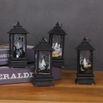 2 Stück Halloween-Dekoration Requisiten LED tragbare kleine Windlaterne, Castle Witch, Skeleton, Ghost, Pumpkin Witch – Bild 6