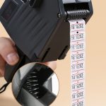 Deli 7500 Handheld-Etikettendrucker mit Datums- und Chargennummer, With 2 Ink Wheel +1 Roll Price Tag – Bild 4