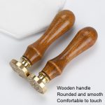 Feuerlack-Siegel der Weihnachtsserie mit Holzmaserungsgriff und Messing-Siegelkopf – Bild 3