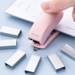 Deli Macaron Color Hefter + 640 Heftklammern Set Kleiner Mini-Hefter Briefpapier – Bild 5