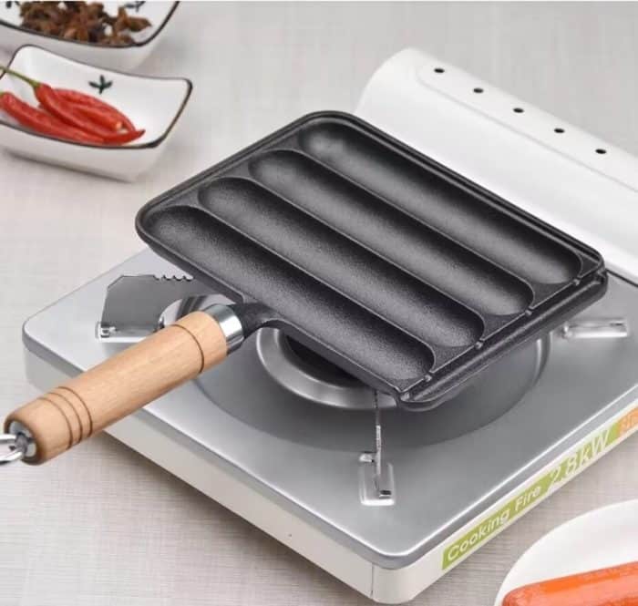 Gusseisen-Grillpfanne, 4-Gitter-Antihaft-Wurstgrillpfanne mit Holzgriff – Bild 3