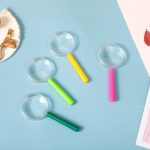 4 Stück 40 mm 3-fache Kunststoff-Acryllinse, Kinder-Lehrlupe, Farbgriff-Lupe, Farbe, zufällige Lieferung