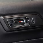 2 PCS Car USA Farbe Kohlefasertür Innengriff Handgelenkplatte Dekorativer Aufkleber für Ford Mustang 2015-2017 – Bild 6