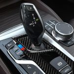2 in 1 Auto Tricolor Carbon Fiber Gear Position Panel Dekorativer Aufkleber für BMW 5er G38 528Li / 530Li / 540Li 2018, Linksantrieb – Bild 6