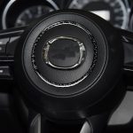 Auto Kohlenstofffaserlenkradkreis dekorativer Aufkleber für Mazda 3 Axela / Atenza / CX-4 / CX-5 2017-2018, links und rechts Antrieb universell – Bild 5