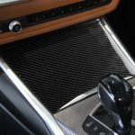 2 in 1 Auto Kohlenstofffaser-Wasser-Tasse-Abdeckung dekorativer Aufkleber für BMW 3-Serie G20 / G28 / 325LI / 330D / 335 2019-2020, rechts fahren – Bild 5