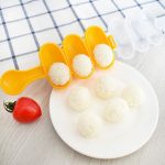 Niedliche, lebensmittelechte Sushi-Reisbällchen-Shaker-Form mit Löffel für Kinder, zufällige Farblieferung – Bild 5