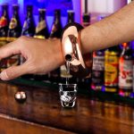 Fashion Creative 100ML verdickter Edelstahlarmbandkrug 3,5 Unzen, zufällige Farblieferung