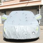 PEVA Anti-Dust Waterproof Sunproof Hatchback Autoabdeckung mit Warnstreifen, passend für Autos mit einer Länge von bis zu 4,4 m