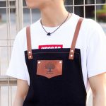 Denim-Waldmuster-Schürze, die Frisur-Overalls zeichnet – Bild 4