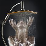 Chrom Duschkopf aus Messing an der Wand