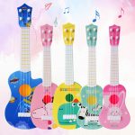 Kleines Simulationsmusikinstrument Mini vier Saiten spielbare Ukulele Frühkindliche Bildung Musikspielzeug, Pink Rabbit, Light Blue Zebra, Pink Giraffe, Yellow Dinosaur, Blue Bear – Bild 5