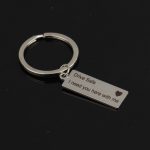 Modischer Schlüsselanhänger mit Gravur „Drive Safe I Need You Here With Me“ Schlüsselanhänger für Paare, Freund, Freundin, Schmuck, Fashion Keyring