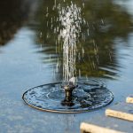 Außenpool, Blick auf das Wasser, fließendes Wasser, schwimmender Solarbrunnen, Solar Fountain
