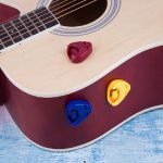 100 Stück ABS-Aufbewahrungsbox für Gitarrenplektren, zufällige Farblieferung, Heart-shaped Pick Box, Large Triangular Pick Box – Bild 8