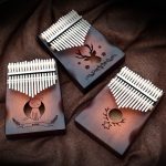 Tragbares Fingerklavier im Radian-Design mit 17 Tönen, Flowing Water, Hexagram, Couple Deer, Forest Party, Squirrel, Sun God, Lucky Clouds, Cat, Reindeer, One Deer, Moon Rabbit, Crane in the Cloud, Blooming Flowers – Bild 7