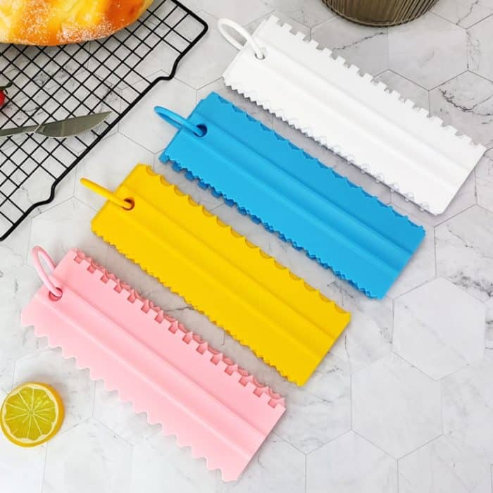 4 Stück/Set Kunststoff-Cremeschaber PP doppelseitiger Sägezahn-Kuchenglätter, 4 PCS / Set White, 4 PCS / Set Yellow, 4 PCS / Set Sky Blue, 4 PCS / Set Pink – Bild 3