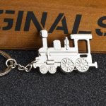 Schlüsselanhänger mit Lokomotive aus Metall – Bild 5