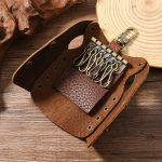 Clothing-Shaped Vintage Pebble Grain Leather Key Holder Keychain With Studded Design – Bild 5