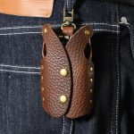 Clothing-Shaped Vintage Pebble Grain Leather Key Holder Keychain With Studded Design – Bild 6