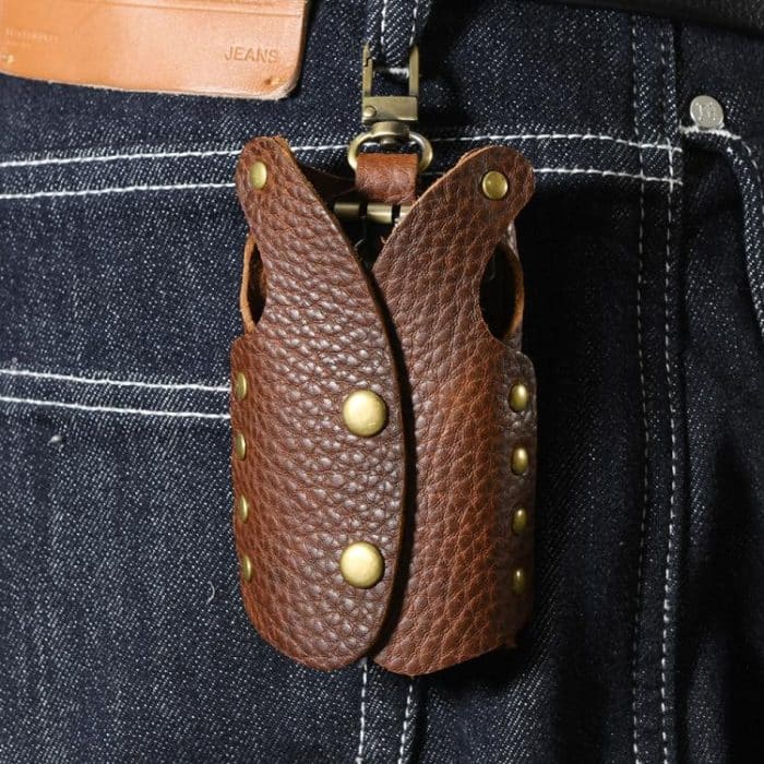 Clothing-Shaped Vintage Pebble Grain Leather Key Holder Keychain With Studded Design – Bild 6