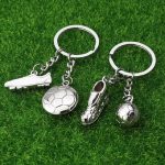 2 Stück kreativer Fußball-Geschenkanhänger aus Metall mit Fußballschuh-Schlüsselanhänger, Football Shoes 389, Football Shoes 306, Athletes, Football Stadiums – Bild 3