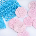 2 Stück Kuchen-Fondant-Werkzeug, herzförmige Diamant-Textur, karierte Überführung, Quyi-Siegel-Druckform – Bild 5