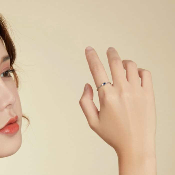 Damenring aus S925-Sterlingsilber mit dunkelblauem Zirkon und platinierter Twist-Textur – Bild 8