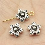 30 PCS tibetische Silberlegierung Blumen Charms Perlen Flower Spacer Perlen Charm, Größe: 9x9x5mm