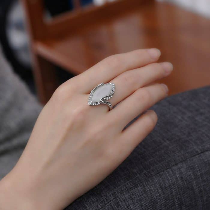 Vintage versilberter weißer großer ovaler Opalring für Frauen – Bild 6