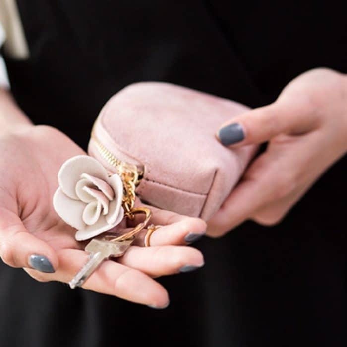 Kreative Mini-Geldbörse mit Blumen-Quastenanhänger – Bild 4