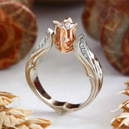 Rosenblume mit Diamant-Ehering für Frauen