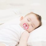 5-teiliges Baby-Cartoon-Silikon-Schnuller-Set und Kette, kombiniertes Baby, das friedlich schläft – Bild 7