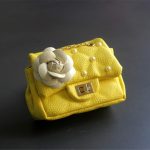 Kinder-Umhängetasche mit Blumenniete und glitzernder Metallkette