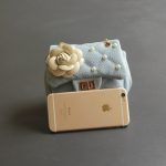 Kinder-Umhängetasche mit Blumenniete und glitzernder Metallkette – Bild 6